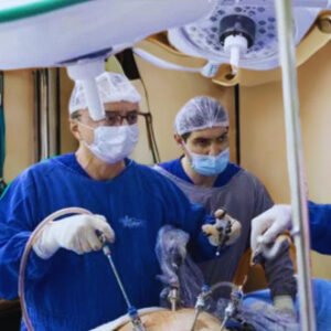 Médicos em procedimento